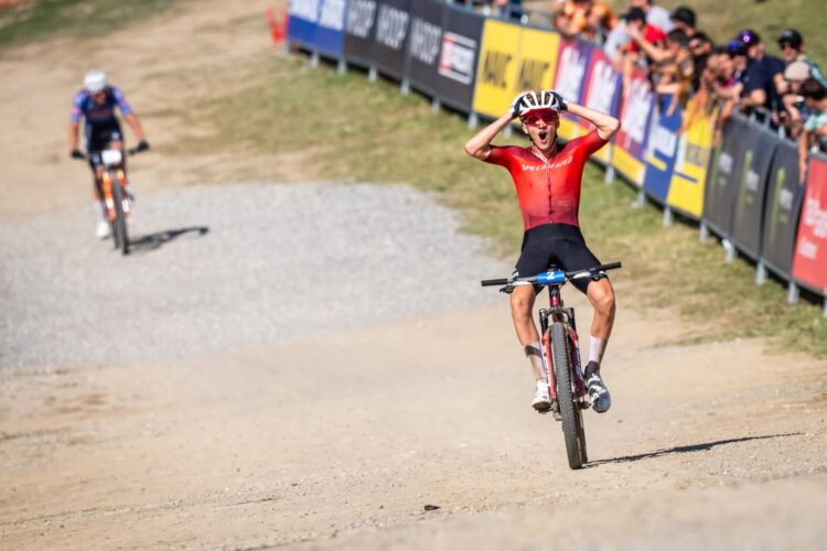 El francés Adrien Boichis cruza la meta por delante de Mathieu van der Poel en la prueba de Alta Saboya (Francia) de las Series Mundiales de ciclismo de montaña EFE/EPA/MAXIME SCHMID