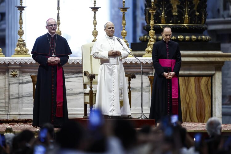 El Papa Leo XIV (C) durante la audiencia general semanal en la Basílica de San Pedro, en la Ciudad del Vaticano, el 12 de agosto de 2026. (Papa) EFE/EPA/ANGELO CARCONI