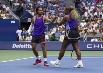 Alcaraz reaparece 4 meses después y avanza en el dobles mixto junto a Serena Williams