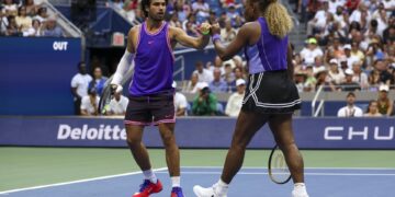 Alcaraz reaparece 4 meses después y avanza en el dobles mixto junto a Serena Williams