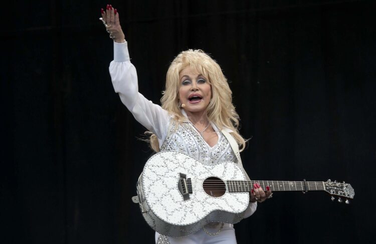 Foto de archivo de la cantante estadounidense Dolly Parton actuando en el escenario Pyramid del Festival de Artes Escénicas Contemporáneas de Glastonbury 2014, celebrado en Worthy Farm, cerca de Pilton, Somerset, Reino Unido, el 29 de junio de 2014 (reeditada el 25 de agosto de 2026). EFE/WILL OLIVER