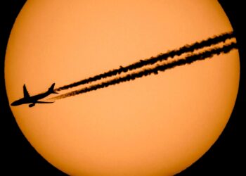 Google lidera un sistema para evitar las estelas de aviones y reducir su impacto climático