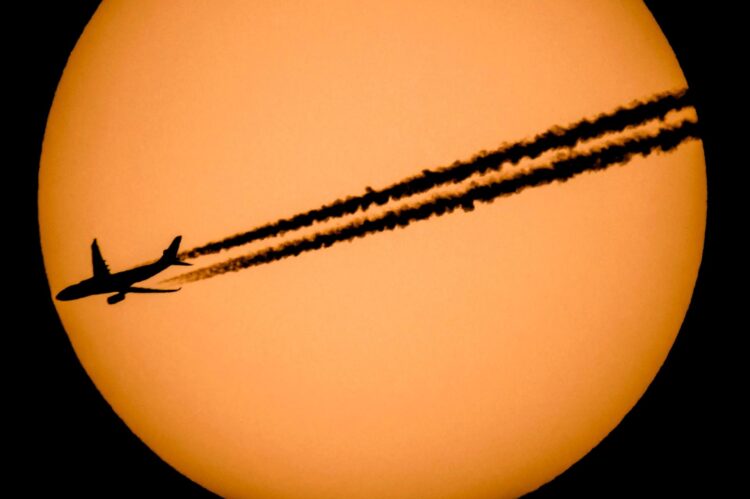 En la imagen de archivo, la silueta de un avión en contraste con el sol mientras sobrevuela el cielo a su paso por Vizslas, Hungría. EFE/ Peter Komka