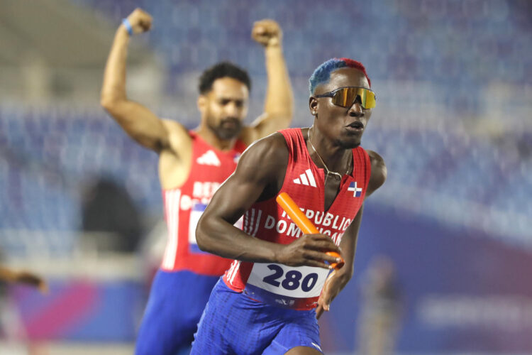 Lidio Feliz de República Dominicana compite en la final de Relevos 4 x 400m Masculino este viernes durante los XXV Juegos Centroamericanos y del Caribe Santo Domingo 2026. EFE/ Rodrigo Sura