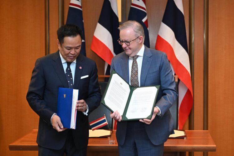 CAMBERRA (Australia), 18/08/2026.- El primer ministro australiano, Anthony Albanese (derecha), y el primer ministro tailandés, Anutin Charnvirakul (izquierda), tras la firma de un acuerdo en el Parlamento de Canberra. EFE/EPA/LUKAS COCH AUSTRALIA AND NEW ZEALAND OUT