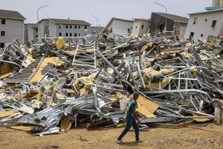 Fotografia del 17 de agosto del 2026 donde se observa a un hombre caminar frente a escombros de viviendas afectadas por los terremotos de junio, en Catia La Mar (Venezuela) | Foto: EFE/ Miguel Gutiérrez