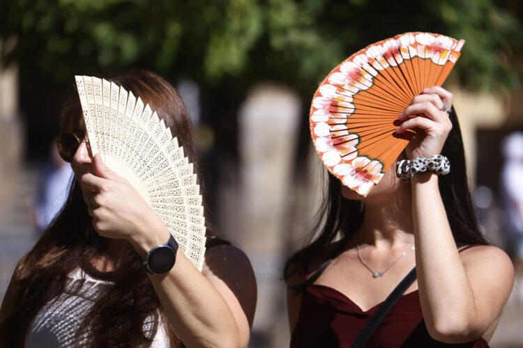 En la imagen de archivo, turistas se protegen con abanicos para aliviar las altas temperaturas. EFE/ Salas