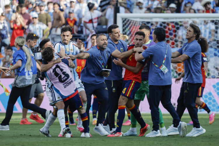 Foto de archivo del forcejeo del argentino Leandro Paredes (izq.) con el español Gavi (de espalda) tras la final del Mundial 2026 en el estadio MetLife en East Rutherford (NJ, EE.UU.). EFE/ Lavandeira Jr