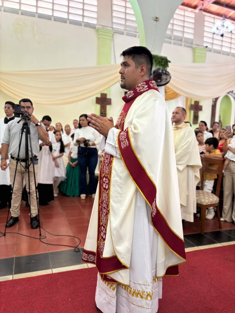 El sacerdote ordenado en Betijoque Adalberto José Briceño Graterol.