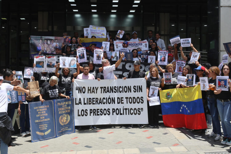 Personas se manifiestan afuera de la Cancillería de Venezuela este viernes en Caracas (Venezuela). EFE/ Miguel Gutierrez