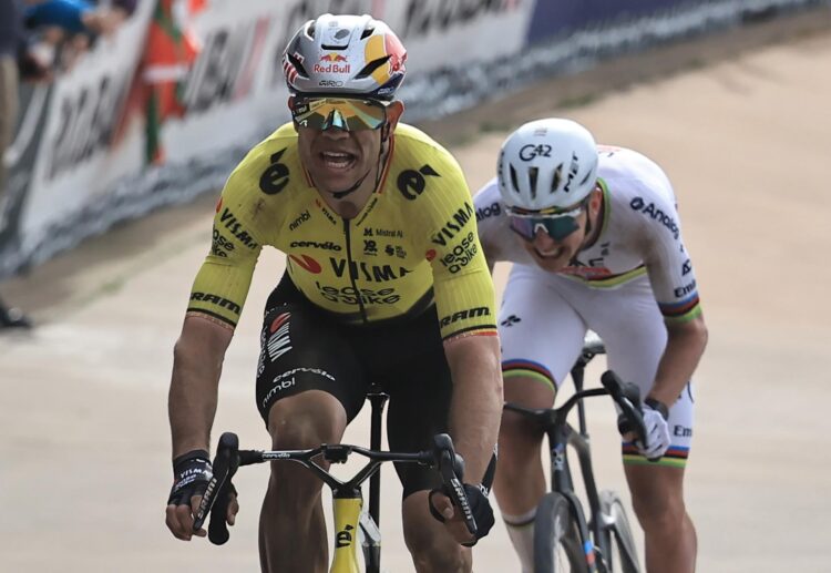 Fotografía del pasado 12 de abril, en la que puede verse al ciclista belga Wout van Aert (Visma Lease a Bike) por delante del esloveno Tadej Pogacar (UAE Team Emirates XRG), durante la última edición de la Paris-Roubaix. EFE/ CHRISTOPHE PETIT TESSON