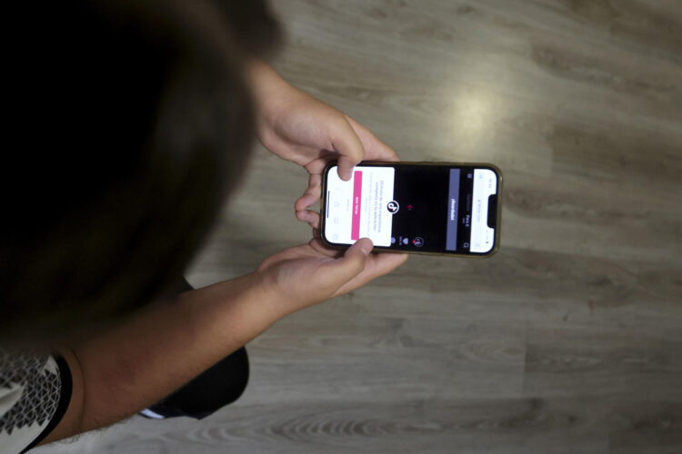 Una joven consulta su teléfono móvil, en una imagen de archivo. EFE/ J.M. García