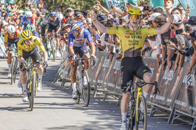 El ciclista británico del equipo Visma-Lease a Bike Matthew Brennan cruza la meta como primer líder de la Vuelta a Burgos, tras ganar en el Alto del Castillo en Burgos este martes. Brennan es el primer líder de la Vuelta a Burgos 2026 tras imponerse este martes en la exigente subida final al Castillo de Burgos, donde su equipo ejecutó a la perfección la estrategia para firmar un doblete con su compatriota Ben Tulett, mientras que el neozelandés Laurence Pithie (Red Bull-BORA-hansgrohe) completó el podio de la jornada. EFE/ Santi Otero