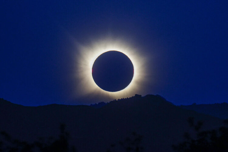 Eclipse total de sol este miércoles desde el Observatorio del Ebro en Roquetes, en Tarragona. EFE/Quique García