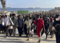 Casi 1.700 migrantes dejan playa de Ceuta escoltados por Policía y van a zonas habilitadas