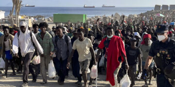 Casi 1.700 migrantes dejan playa de Ceuta escoltados por Policía y van a zonas habilitadas
