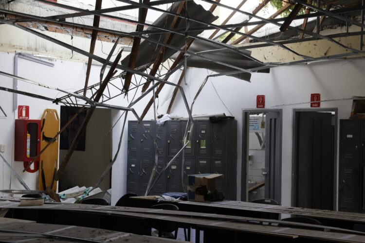 Fotografía tomada el pasado 14 de agosto que muestra las afectaciones al interior de la Institución Educativa Jesús María Ormaza, causadas por el terremoto de magnitud 7,4 del pasado 10 de agosto, en Pereira (Colombia). EFE/Carlos Ortega