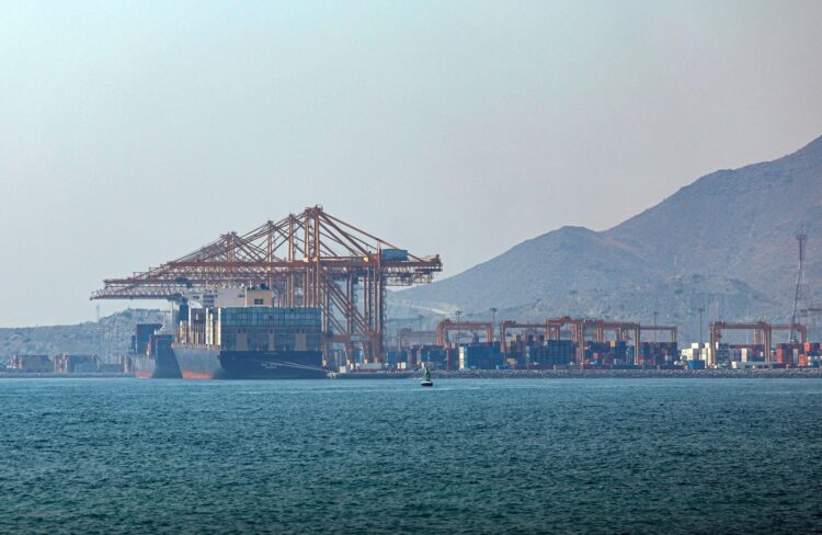 Imange de archivo de un buque portacontenedores atracando en el Puerto de Khor Fakkan, en Khor Fakkan, Emiratos Árabes Unidos. EFE/EPA/ALI HAIDER