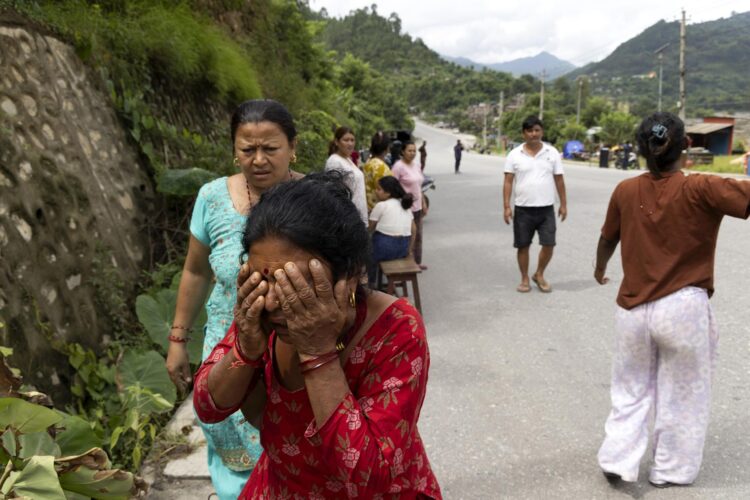 Dhading (Nepal), 30/08/2026.- Los vecinos son evacuados de sus hogares a orillas del río Trishuli, ante la subida del nivel del agua, en el distrito de Dhading (Nepal), el 30 de agosto de 2026. Más de 800 personas han perdido la vida y cientos siguen desaparecidas en todo el norte de Nepal después de que un desprendimiento glaciar y una avalancha provocaran inundaciones repentinas y deslizamientos de tierra a lo largo de los valles de los ríos Bhotekoshi y Trishuli, cerca de la frontera entre Nepal y el Tíbet, causando una destrucción generalizada en los asentamientos y las infraestructuras, según la Autoridad Nacional de Reducción y Gestión del Riesgo de Desastres (NDRRMA). (Inundaciones, Avalancha) EFE/EPA/NARENDRA SHRESTHA