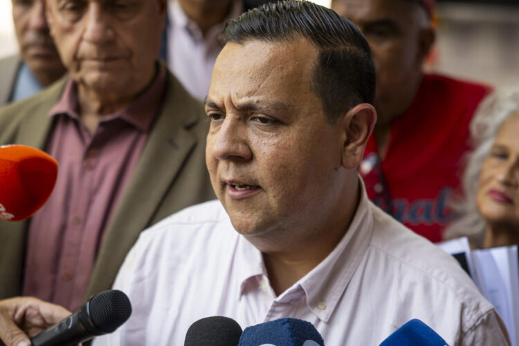 El director de la ONG venezolana Fundaredes, Javier Tarazona, fue captado este 25 de agosto, al atender a la prensa en las inmediaciones de los tribunales del Palacio de Justicia, en Caracas (Venezuela). EFE/Miguel Gutiérrez