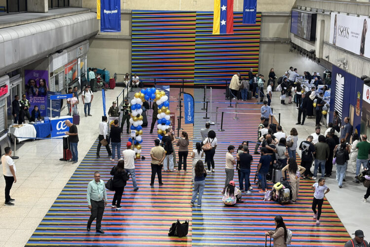 Fotografía de archivo de personas en el Aeropuerto Internacional Simón Bolívar en Maiquetía (Venezuela). EFE/ Miguel Gutierrez
