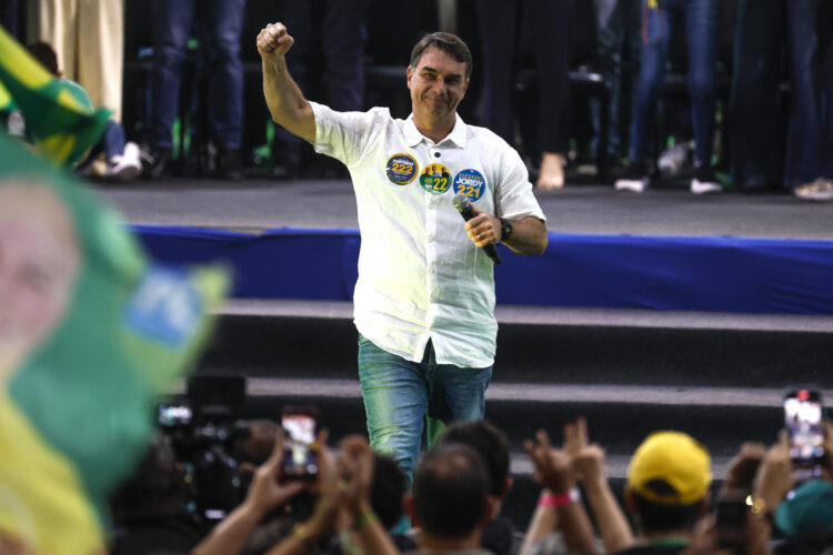 El candidato a la presidencia de Brasil por el partido Liberal (PL), Flávio Bolsonaro, fue captado este 22 de agosto, durante el lanzamiento de la candidatura a gobernador del congresista Douglas Ruas, en el estadio Maracanãzinho, en Río de Janeiro (Brasil). EFE/Antonio Lacerda