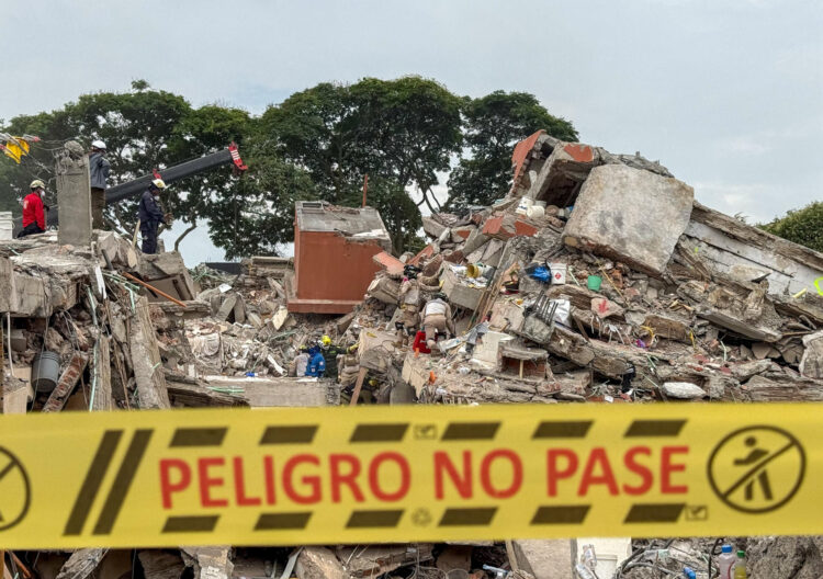 Rescatistas realizan este domingo labores de búsqueda en los escombros del edificio Torres del Limonar, destruido por el terremoto del pasado lunes, en Cali (Colombia). EFE/ Mario Baos