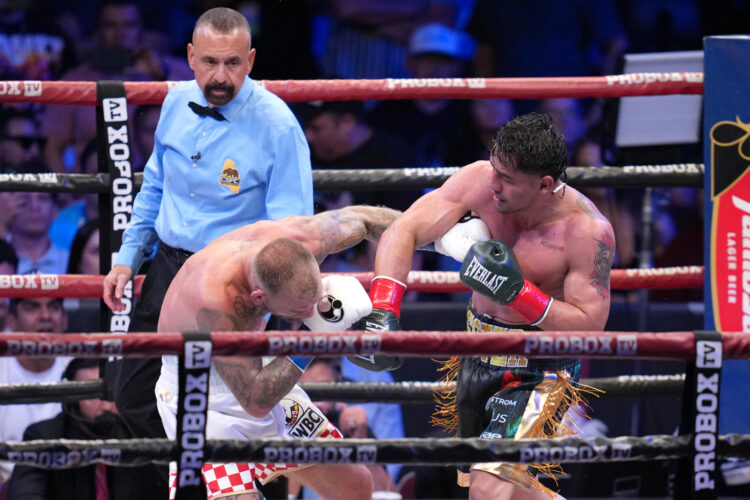 Lester Martínez (d) de Guatemala se enfrenta a Luka Plantic de Croacia este sábado, en un pelea por el título mundial interino peso supermediano del Consejo Mundial de Boxeo (CMB) en el Galen Center en Los Ángeles (Estados Unidos). EFE/ Jordy Marsono