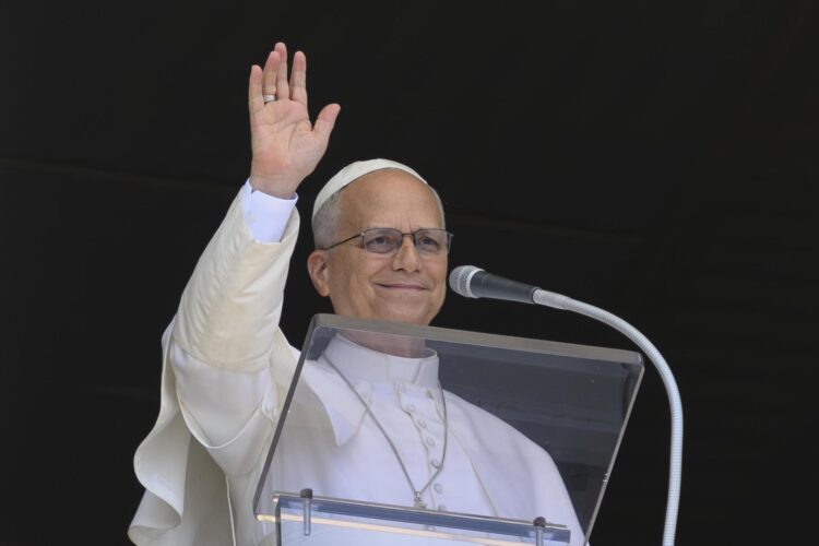 El papa León XIV dirige la tradicional oración dominical del Ángelus desde la ventana de su despacho con vistas a la Plaza de San Pedro, en la Ciudad del Vaticano, el 23 de agosto de 2026. EFE/EPA/VATICAN MEDIA HANDOUT HANDOUT EDITORIAL USE ONLY/NO SALES