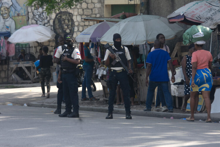 Integrantes de la Policía de Haití patrullan en una calle este jueves, en Puerto Príncipe (Haití). Haití se prepara para celebrar elecciones el próximo diciembre, a pesar de que violencia no da tregua, como demuestra la matanza el lunes de al menos 47 personas, ocurrida en medio de una espiral que ha dejado más de 3.000 muertes en los primeros seis meses de este año, según datos de la ONU. EFE/ Jonet St Élois