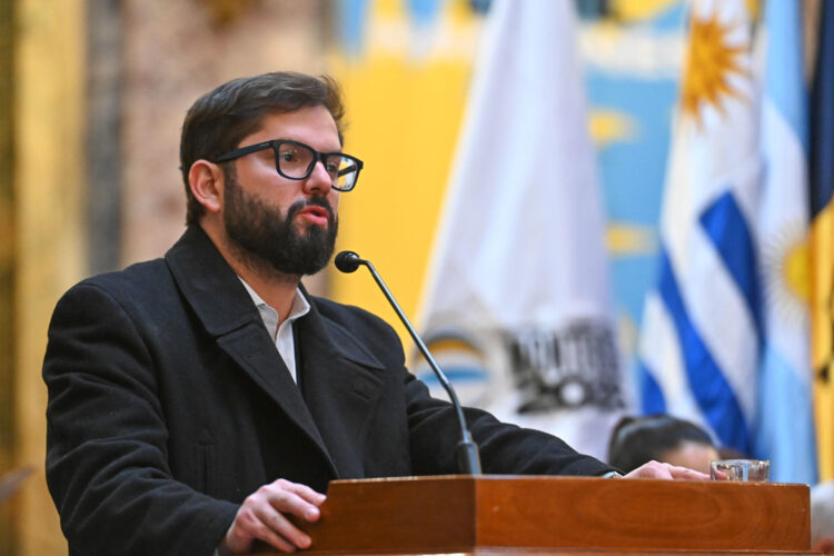 El expresidente de Chile Gabriel Boric fue captado este 21 de agosto, durante la apertura del tercer Congreso Panamericano, en el Palacio Legislativo de Montevideo (Uruguay). EFE/Federico Gutiérrez