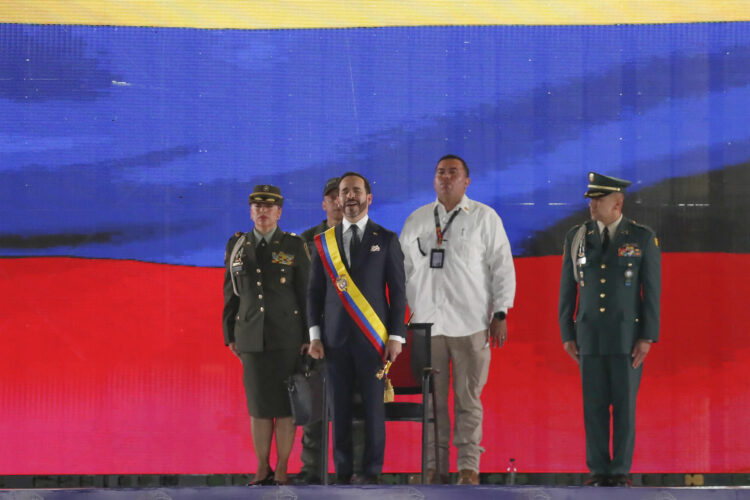 El presidente de Colombia, Abelardo de la Espriella, canta el himno nacional este 7 de agosto de 2026, luego de pronunciar un discurso en Cali (Colombia). EFE/ Ernesto Guzmán Jr