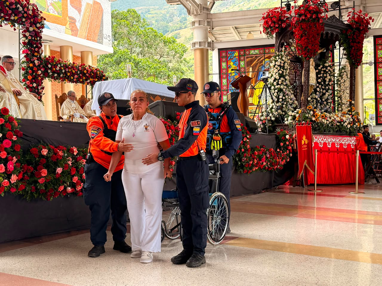 Personas con problemas de salud llegaron ante el Santo Cristo pidiendo sanar. Foto: Mariana Duque
