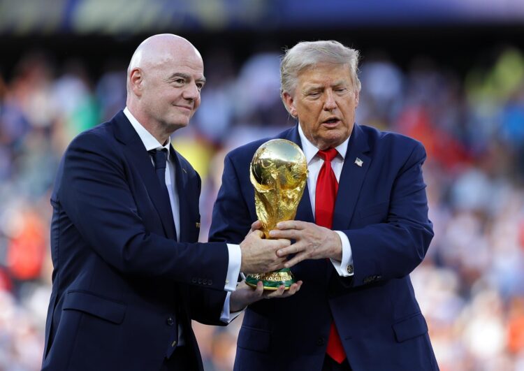 El presidente de la FIFA, Gianni Infantino (i), y el presidente de Estados Unidos, Donald Trump, con la Copa del Mundo el día de la final del Mundial 2026. EFE/EPA/CHRISTOPHER NEUNDORF