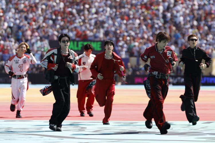Archivo - EAST RUTHERFORD (Estados Unidos), 19/07/2026.- El grupo de pop surcoreano (K-Pop) BTS actúa durante la final de la Copa Mundial de la FIFA 2026 entre España y Argentina, en Nueva Jersey. EFE/EPA/SHAWN THEW