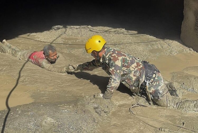Rasuwa District (Nepal), 29/08/2026.- Fotografía cedida por el Ejército del Nepal que muestra labores de rescate tras la riada de Nepal. EFE/EPA/Foto cedida por el el Ejército de Nepal. Solo para uso editorial. No vendible.