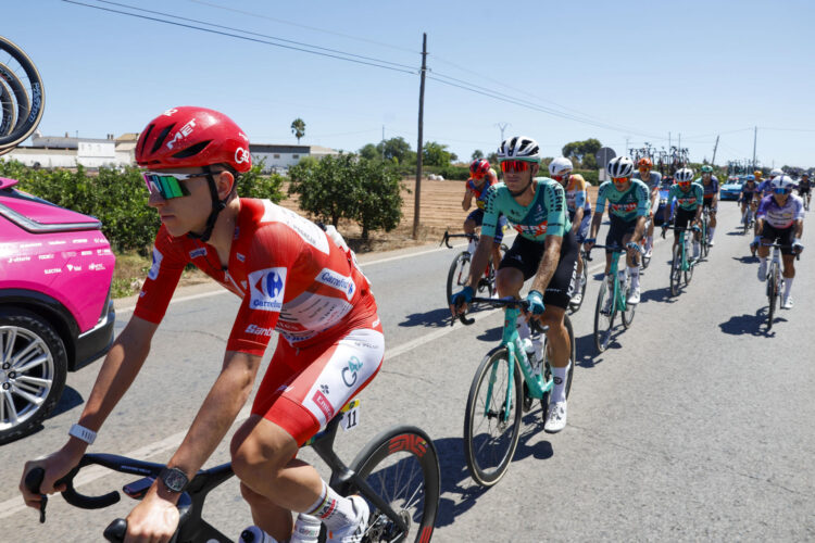 El ciclista esloveno Tadej Pogacar (I), del UAE Emiratos durante la 8.ª etapa del La Vuelta entre Pucol y Xeraco, España. EFE/Javier Lizon