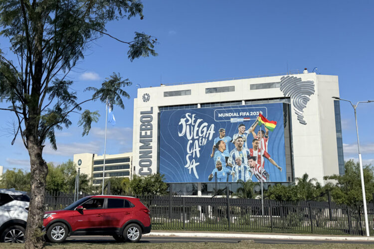 Fotografía del 9 de agosto de 2025 que muestra la fachada de la Confederación Sudamericana de Fútbol (Conmebol) en Luque (Paraguay). EFE/Rodrigo Sepúlveda