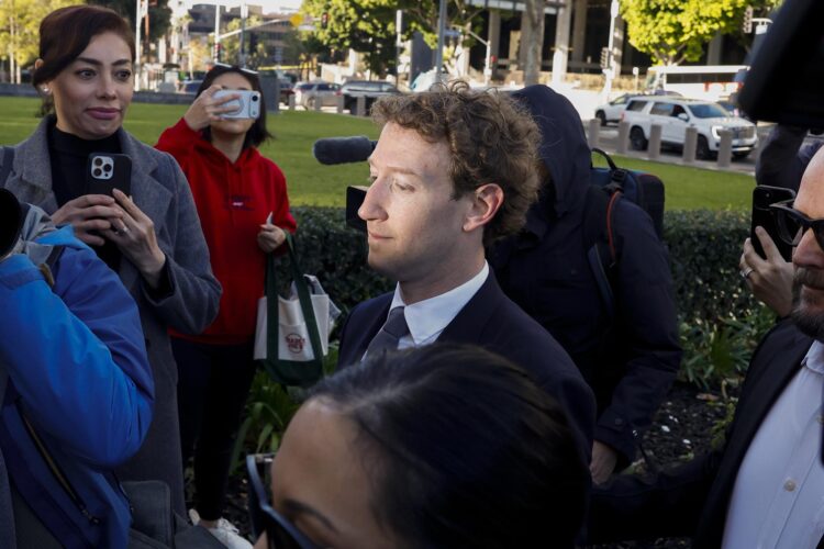 Mark Zuckerberg, director ejecutivo de Meta Platforms, llega para comparecer ante el tribunal en el Tribunal Superior del Condado de Los Ángeles en el centro de Los Ángeles, California, EE. UU., el 18 de febrero de 2026. Zuckerberg compareció en relación con una demanda civil que alega que las plataformas de redes sociales de Meta incurrieron en prácticas anticompetitivas que contribuyeron a daños a la salud mental entre menores. EFE/EPA/CHRIS TORRES