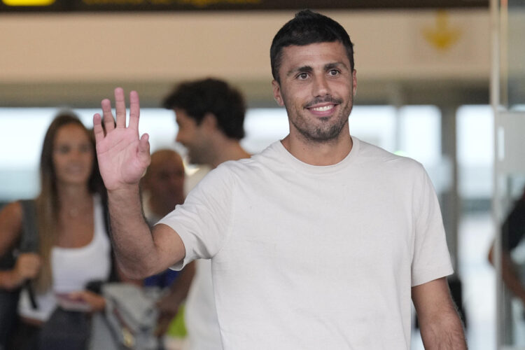 El centrocampista español Rodrigo Hernández 'Rodri' este lunes, a su llegada al aeropuerto de Barcelona, un día después de que el FC Barcelona alcanzara un principio de acuerdo con el Manchester City para el traspaso del jugador. EFE/Alejandro García