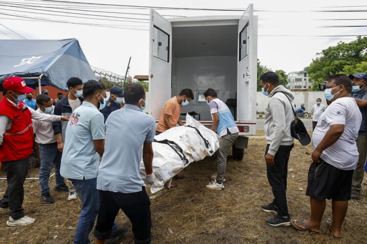 Los equipos de emergencia traslada una víctima mortal de las riadas que golpearon el norte de Nepal.
EFE/EPA/NARENDRA SHRESTHA