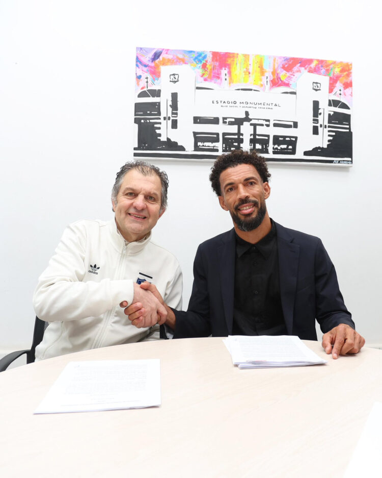 Fotografía cedida por prensa de Colo Colo de su presidente, Aníbal Mosa (i), junto al portero titular de la selección de Cabo Verde, Josimar José Évora Dias 'Vozinha', tras firmar un contrato con el club en Santiago (Chile). EFE/ Prensa Colo Colo /SOLO USO EDITORIAL/ NO VENTAS/ SOLO DISPONIBLE PARA ILUSTRAR LA NOTICIA QUE ACOMPAÑA (CRÉDITO OBLIGATORIO)