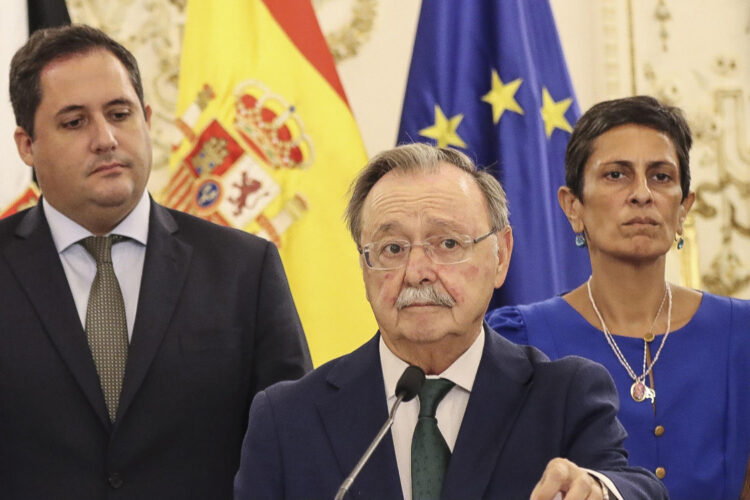 Comparece el presidente de la Ciudad Autónoma de Ceuta, Juan Jesús Vivas (c), este lunes, en compañía de varios miembros del ejecutivo local. EFE/Reduan