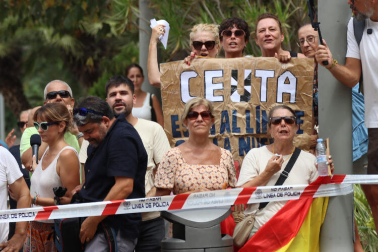 CEUTA, 13/08/2026.- Vecinos de Ceuta espean la llegada del ministro del Interior, Fernando Grande-Marlaska, a la Delegación del Gobierno de Ceuta donde se reunirá con el presidente de la ciudad autónoma, Juan José Vivas. EFE/Reduan
