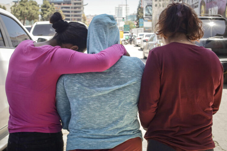 Personas desplazadas caminan este martes, por una calle de la ciudad de Tijuana, en Baja California (México). EFE/Joebeth Terríquez