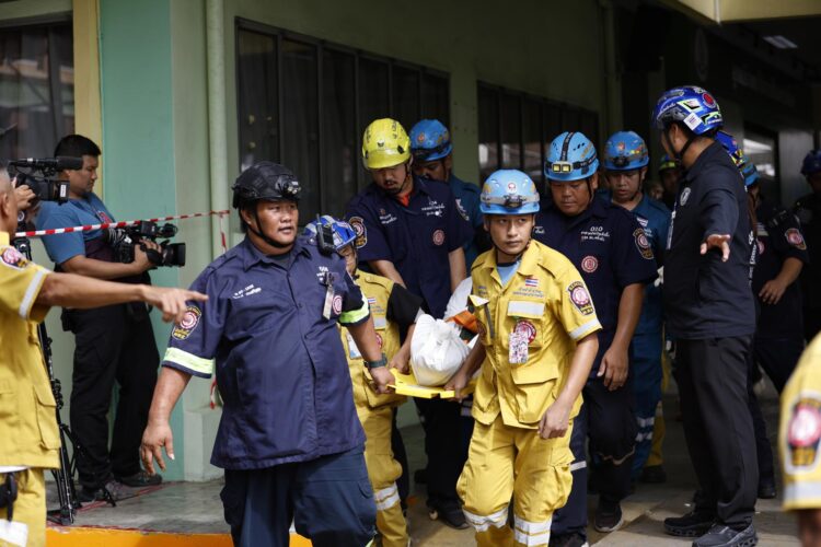 Bang Kruai (Thailand), 07/08/2026.- Personal médico traslada a heridos de la escuela Debsirin, al norte de Bangok, tras el tiroteo que dejó 8 muertos y 30 lesionados en Tailandia. EFE/EPA/RUNGROJ YONGRIT
