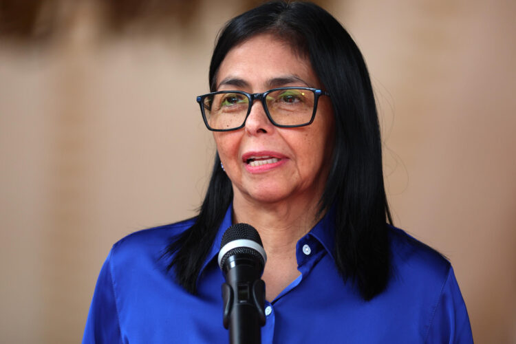 Fotografía de archivo en la que se captó a la presidenta encargada de Venezuela, Delcy Rodríguez, durante una rueda de prensa, en Palacio de Miraflores, en Caracas (Venezuela). EFE/Miguel Gutierrez