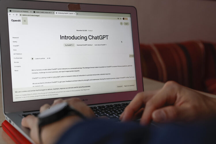 ChatGPT (acrónimo del inglés Chat Generative Pre-Trained) es una aplicación de chatbot de inteligencia artificial desarrollada en el año 2022 por OpenAI. Imagen de archivo de ChatGPT en un ordenador. EFE/Ballesteros