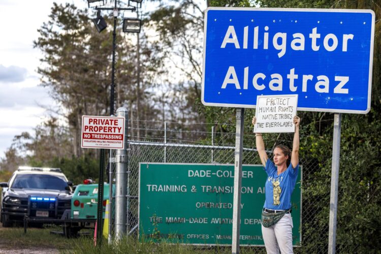 Foto de archivo del 2 de noviembre de 2025 de una protesta frente al centro de detención migratoria Alligator Alcatraz. EFE//Cristobal Herrera-Ulakshkevich