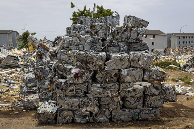 Fotografía del 17 de agosto del 2026 que muestra escombros de viviendas afectadas por los terremotos del 24 junio en Catia La Mar (Venezuela). EFE/ Miguel Gutiérrez